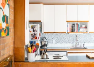 Ajoutez des façades en verre et des étagères ouvertes