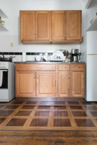 Comment moderniser une cuisine rustique en chêne