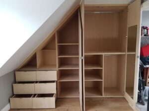 Placard intégré avec portes battantes