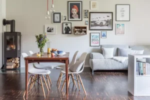 Personnaliser un salon salle à manger de 20m2 avec une galerie murale