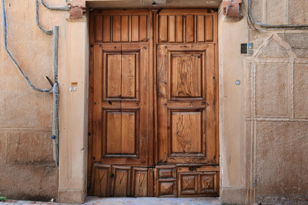 Les avantages des portes et aménagements en bois pour l'immobilier